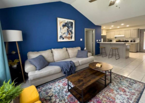 Chic, Quiet 2BR 2BA Near Shops & Restos!